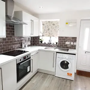 Trendy, Modern Garden Posh Peckham Apartment